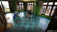 Fasilitas yang disediakan di homestay ini tidaklah banyak seperti kipas angin tanpa AC. Hal itu karena listrik di pulau Komodo hanya menyala 12 jam sehari ketika malam saja.
