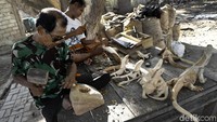 Sejak 1985, Ishaka Mansur (baju loreng)  telah membuat patung Komodo sambil juga bekerja sebagai pegawai Kawasan Taman Nasional Komodo.