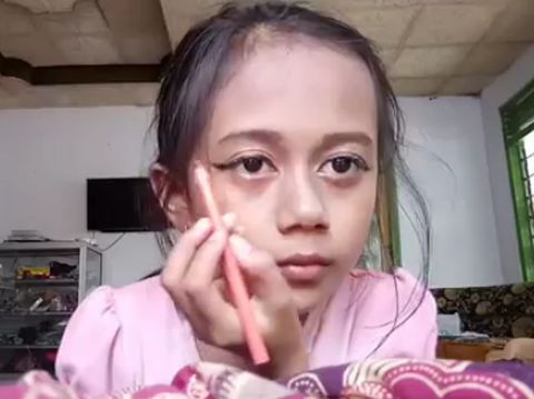 Gadis Cilik Ini Bikin Alis Pakai Sendok, Video Tutorialnya Jadi Viral