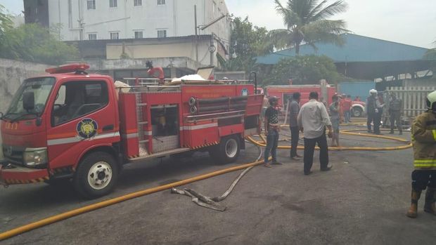 Petugas Padamkan Kebakaran di Gudang Stirofoam Penjaringan Jakut
