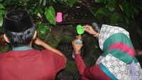 Sumber air kedua mempunyai rasa yang mirip soda, konon bekhasiat dapat menumbuhkan rasa percaya diri menghadapi permasalahan hidup (Akrom Hazami/detikcom) 