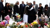 Imam Ibrahim Abdul Halim dan Pastor Felimoun El-Baramoussy berpelukan. REUTERS/Edgar Su.