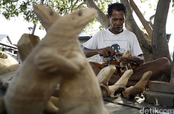 Melihat Maestro Pembuat Patung  Komodo 