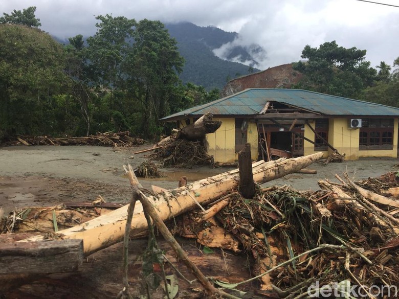 Bersihkan Jalan dari Sisa Banjir Sentani, Alat Berat Dikerahkan Bersihkan Jalan dari Sisa Banjir Sentani, Alat Berat Dikerahkan