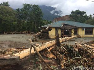 Bersihkan Jalan dari Sisa Banjir Sentani, Alat Berat Dikerahkan