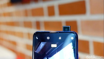 Kamera depan V15 Pro masih mengusung pop-up. Ukurannya 32 MP, dilengkapi teknologi AI yang membuah hasil selfie lebih ciamik. Foto: detikINET/Adi Fida Rahman