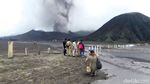 Limpasan Air Membelah Lautan Pasir Gunung Bromo