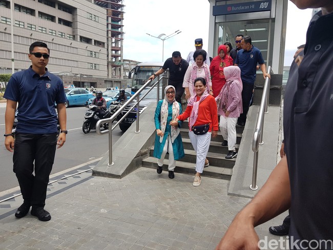 Untuk sentuhan akhir, Iriana mengandalkan sneakers berwarna coklat lembut sebagai alas kaki. Meski gayanya lebih kasual dari biasanya, Iriana Jokowi tak kehilangan pesonanya.  Foto: Indra Komara/detikcom