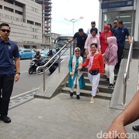 Untuk sentuhan akhir, Iriana mengandalkan sneakers berwarna coklat lembut sebagai alas kaki. Meski gayanya lebih kasual dari biasanya, Iriana Jokowi tak kehilangan pesonanya.  Foto: Indra Komara/detikcom