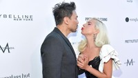 Gaga bahkan hampir saja mencium Aspiras. Neilson Barnard/Getty Images for Daily Front Row