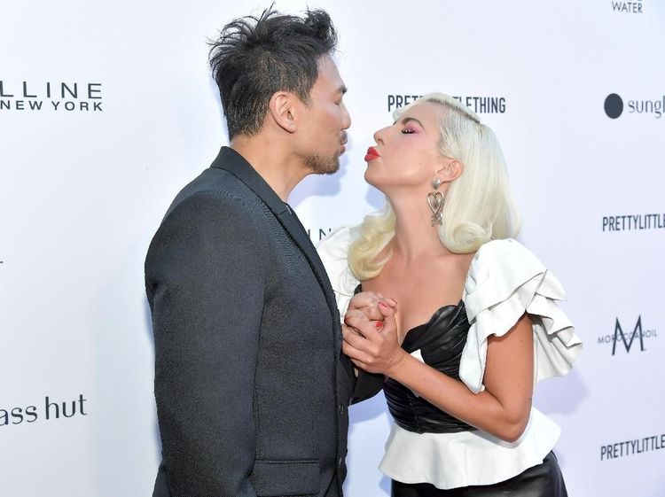 Belum Lama Putus, Lady Gaga Mesra-mesraan dengan Siapa?