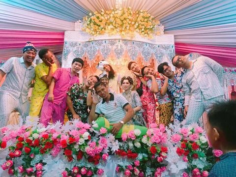 Para pemuda yang viral karena pakai piyama ke kondangan teman ini punya alasan yang kocak 