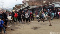 Bentrokan secara intens terjadi selama kurang lebih 10 menit. Kendati begitu, tak ada yang terluka dalam bentrokan ini. Mereka malah tampak riang gembira.