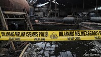Garis polisi dipsang di lokasi kebakaran.
