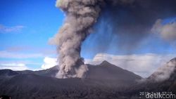Bromo Masih Aman Karena Semburkan Abu, Bukan Kerikil atau Lava Pijar Bromo Masih Aman Karena Semburkan Abu, Bukan Kerikil atau Lava Pijar