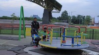 Ada lapangan basket dan joging track juga wahana bermain untuk anak, seperti ayunan, perosotan dan lainnya (Wisma Putra/detikcom) 