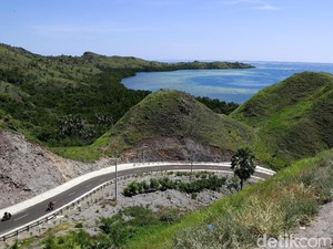 Aspal Mulus di Flores: Melintas Bukit Pinggir Laut Labuan Bajo