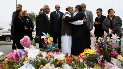 Imam Masjid dan Pastor Berpelukan Usai Penembakan di Selandia Baru