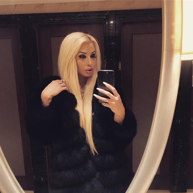 model dan selebgram asal Polandia itu banyak menerima kritikan pedas dari netizen, bahkan disumpahi cepat mati.  Foto: dok. Instagram (@paulinajcandy)