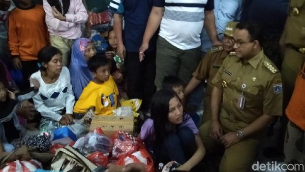 Didampingi Walkot Jakbar, Anies Kunjungi Korban Kebakaran Tamansari