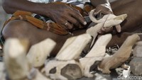 Karya-karya pematung dari Pulau Komodo memang lebih mahal dikarenakan hasilnya terlihat lebih halus dan serupa dengan bentuk aslinya.