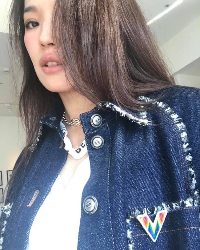 Pemain My Wife Is a Gangster 3 tersebut dikenal sebagai aktris tercantik di Asia. Ia punya fitur wajah yang unik dan terlihat awet muda di usianya sudah kepala empat. Foto: Instagram @sqwhat