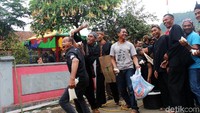 Hanya tawa dan gurau canda yang mewarnai sepanjang bentrokan. Usai acara, mereka pun tetap bersatu kembali layaknya keluarga dan kerabat yang ikut serta dalam meramaikan acara tersebut.