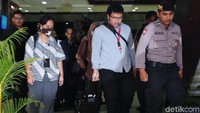 Para penyidik KPK ini melangkah cepat keluar dari gedung dengan membawa dua koper berwarna hitam. 