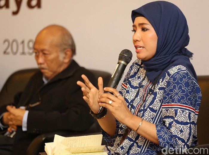 Anggota Pembina Yayasan Centre for Strategic and International Studies (CSIS) Mari Pangestu (kiri) selaku moderator berbicara disaksikan para nara sumber, Pemerhati Pendidikan Doni Koesoema A (kedua kiri), Ketua Departemen Ilmu Ekonomi UI Teguh Dartanto (tengah), Peneliti Senior Departemen Ekonomi CSIS Haryo Aswicahyono (kedua kanan) dan Pengamat Sosial Budaya Vokasi UI Devie Rahmawati (kanan) pada Diskusi Seri Pemilu 2019 yang digelar CSIS, di Jakarta, Senin (18/3/2019). 

Dalam diskusi ini para narasumber membahas mengenai komitmen para capres/cawapres dalam pengembangan sektor pendidikan, kesehatan, ketenagakerjaan dan sosial budaya yang sebelumnya telah dilontarkan para cawapres dalam acara Debat Cawapres 2019 putaran ketiga.