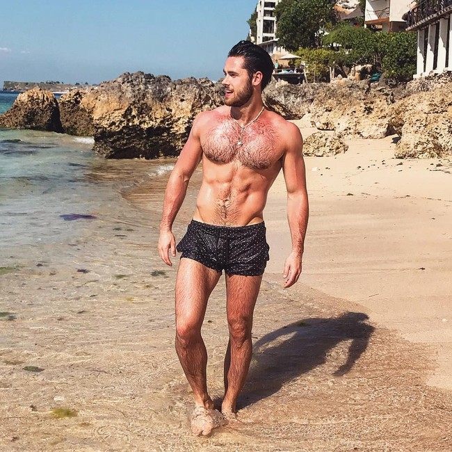 Setelah berpikir lebih dalam, video ini membuatku disalahartikan. Langkah eksentrik yang aku lakukan saat membuat es krim malah jadi kacau dan dipahami dalam konteks yang keliru. Aku dengan tulus meminta maaf pada semua yang mungkin tersinggung karena video itu, ungkapnya, seperti dikutip dari Daily Mail. Foto: Instagram/@robhuysinga