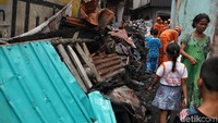 Saat kebakaran itu terjadi sedikitnya dikerahkan 34 unit mobil pemadam kebakaran untuk memadamkan api.