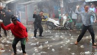 Puluhan warga dan sejumlah tokoh adat Kampung Cibedug, Desa Cikole, Kecamatan Lembang, Kabupaten Bandung Barat, Jawa Barat, terlibat bentrokan dalam Festival Palagan Toya atau perang air, Senin (18/3/2019).