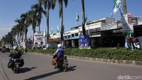 Jejeran APK tersebut tepatnya berada di sepanjang jalan Taman Galaxy Raya, Bekasi Barat.