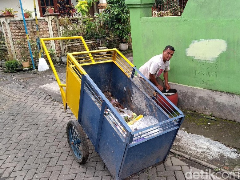 Keinginan Nyaleg Tukang Sampah di Malang Sempat Ditentang Keluarga Keinginan Nyaleg Tukang Sampah di Malang Sempat Ditentang Keluarga