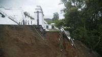 Hujan deras yang turun sejak Sabtu (16/3) mengakibatkan longsor di sisi timur kompleks Makam Raja Mataram. ANTARA FOTO/Hendra Nurdiyansyah.