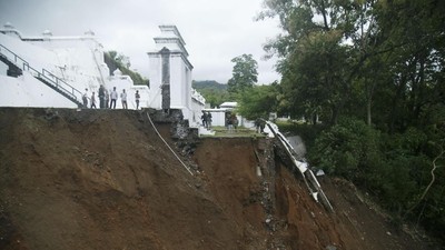 Makam Raja Mataram di Imogiri Longsor