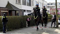 Polisi berkuda juga dikerahkan untuk menyisir dan mengamankan lokasi sekitar. Reuters/Piroschka van de Wouw.