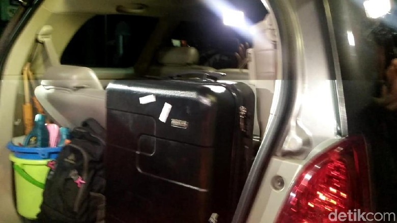 KPK Selesai Geledah Kantor Menag, 2 Koper Hitam Dibawa KPK Selesai Geledah Kantor Menag, 2 Koper Hitam Dibawa