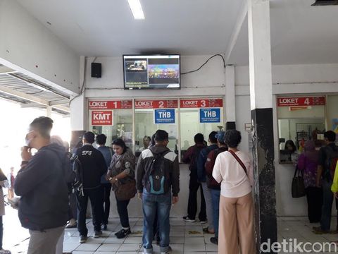 Penumpang KRL pesimistis program 'Senin Diongkosin' bisa mengurangi kemacetan di Bekasi