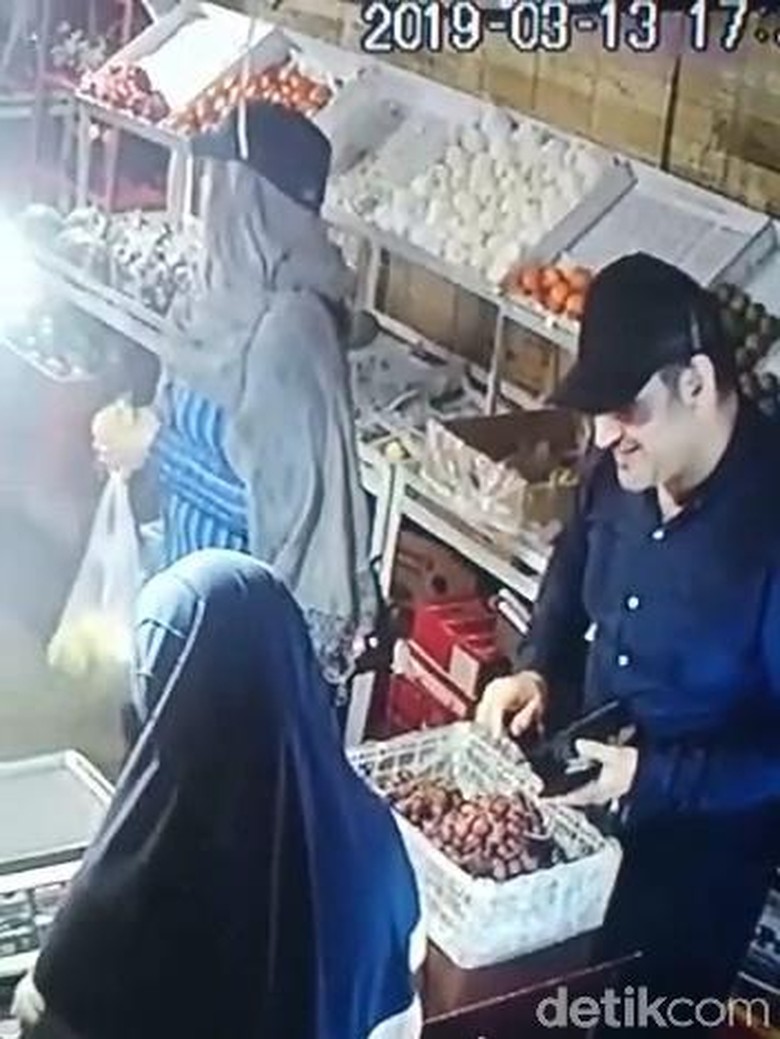 Sepasang Bule Terekam CCTV Curi Uang dari Toko di Pasuruan Sepasang Bule Terekam CCTV Curi Uang dari Toko di Pasuruan