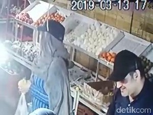 Sepasang Bule Terekam CCTV Curi Uang dari Toko di Pasuruan