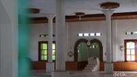 Interior masjid masih tetap dipertahankan sesuai dengan aslinya. Mimbar dan tiang-tiang masjid masih seperti aslinya (Wahyu/detikTravel) 