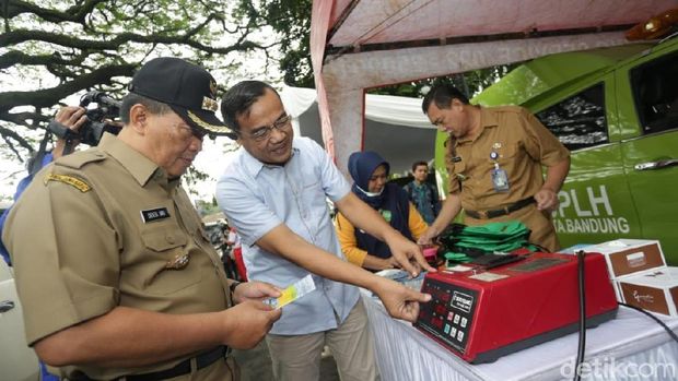 Tak Ada Tempat Sampah, 53 Mobil Diusir Dari Balai Kota Bandung