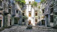 Wacananya, bekas benteng di pulau tersebut akan dijadikan resort dengan fasilitas beach club, olahraga air dan restoran (hercegnovi.travel)