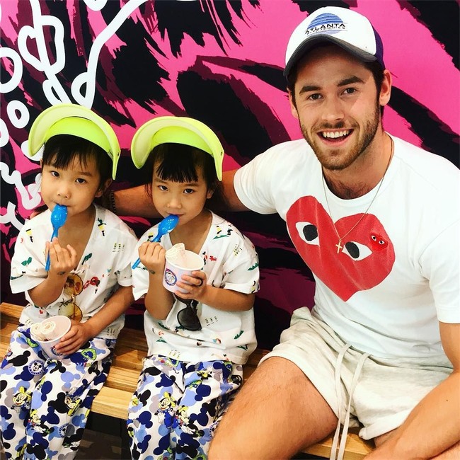 Pan n Ice merupakan gerai es krim yang dibuat di atas wajan dingin, dibentuk seperti gulungan dan ditempatkan di dalam cup. Es krim diberi topping seperti jelly, biskuit hingga Oreo. Foto: Instagram/@robhuysinga