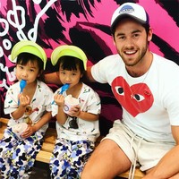 Pan n Ice merupakan gerai es krim yang dibuat di atas wajan dingin, dibentuk seperti gulungan dan ditempatkan di dalam cup. Es krim diberi topping seperti jelly, biskuit hingga Oreo. Foto: Instagram/@robhuysinga