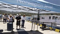 Turis ini sangat antusias dengan kunjungan ke Pulau Komodo. Kapal pesiar Norwegian Jewel bisa mengangkut 3.445 penumpang dan sudah termasuk awak kabin (Dikhy Sasra/detikcom)