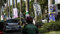 Aturan tersebut berbunyi, para kandidat dilarang keras untuk menempelkan stiker di tempat-tempat ini : Tempat ibadah (termasuk halaman), Rumah sakit atau tempat pelayanan kesehatan, Gedung atau fasilitas milik sekolah, Lembaga pendidikan (gedung dan sekolah), Jalan-jalan protokol, Jalan bebas hambatan, Sarana dan prasarana publik, taman dan pepohonan.