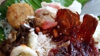 Dendeng sapi yang manis, perkedel dan kerupuk jadi lauk pilihan nasi gurih ini. Nyam! Foto: Instagram @johnychoo