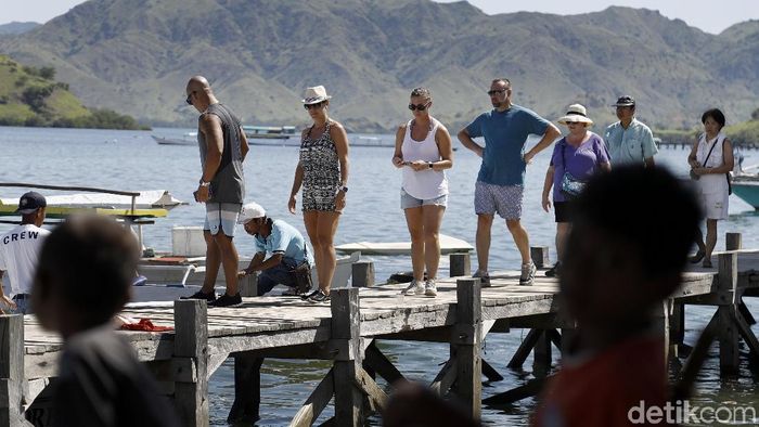Turis Mancanegara di Pulau Komodo (Foto: Dikhy Sasra) Turis Mancanegara di Pulau Komodo (Foto: Dikhy Sasra)